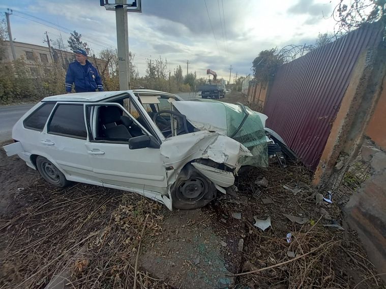 В Новотроицке водитель без прав врезался в кирпичную стену