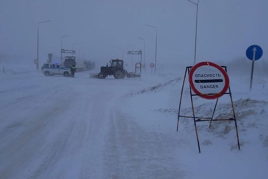 В Оренбургской области из-за ледяного дождя ограничили движение на трассах
