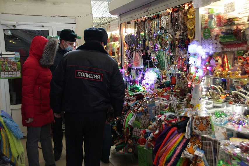 Салют без опасности: в Новотроицке новогодний арсенал проверили сотрудники МЧС
