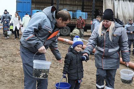 Металлурги Новотроицка выпустили в Урал полтонны мальков толстолобика