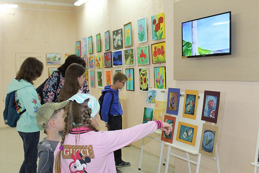 В Новотроицке открылась выставка юных художников