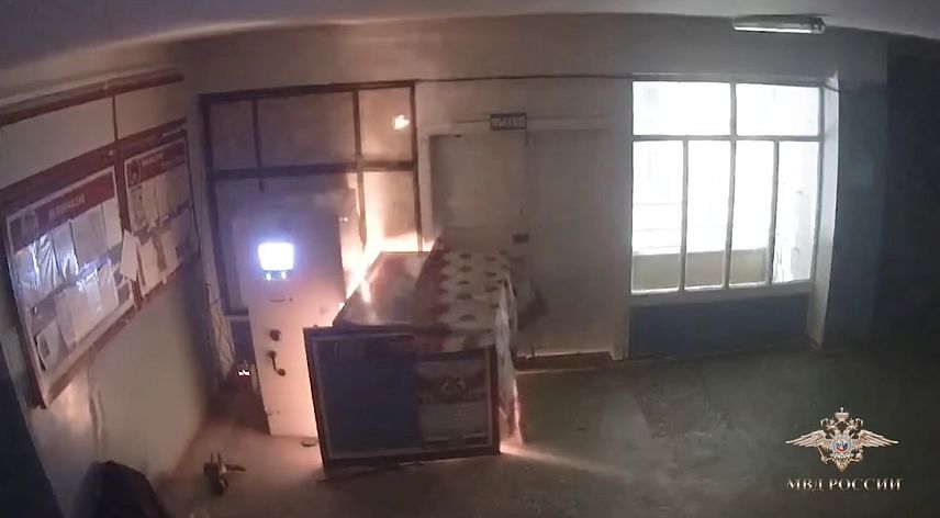 В Оренбуржье полицейские задержали злоумышленников во время вскрытия банкомата
