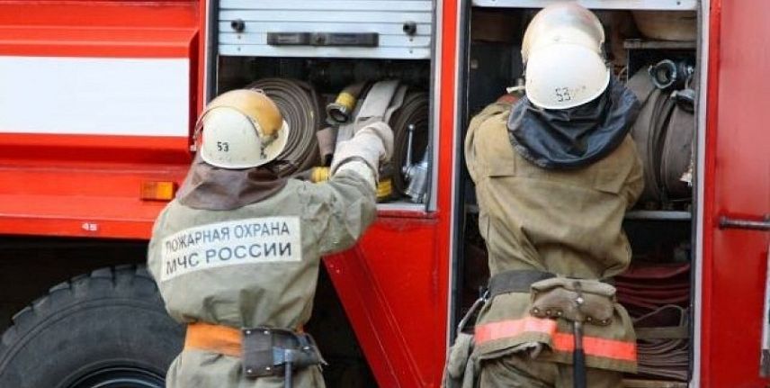 В Новотроицке ночью горел дом