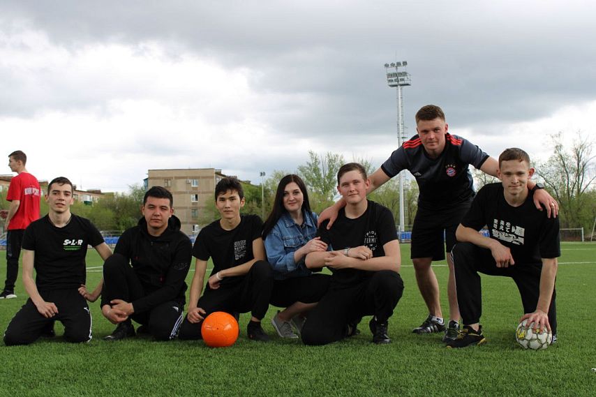 В Новотроицке судебные приставы провели турнир по футболу для студентов строительного техникума
