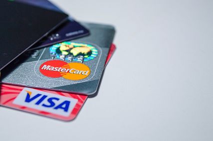 Visa и Mastercard приостановят работу в России: что это значит
