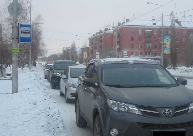 Автомобилистам Новотроицка напоминают правила парковки у проезжей части