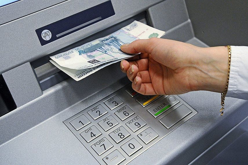 Зазевавшийся житель Новотроицка лишился выданных банкоматом денег