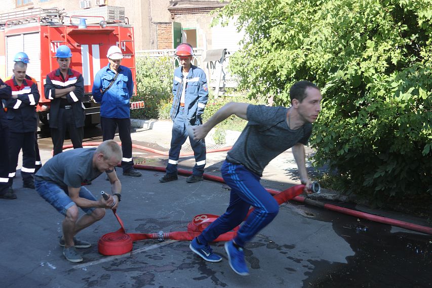 Пожарные дружины Уральской Стали соревновались в мастерстве