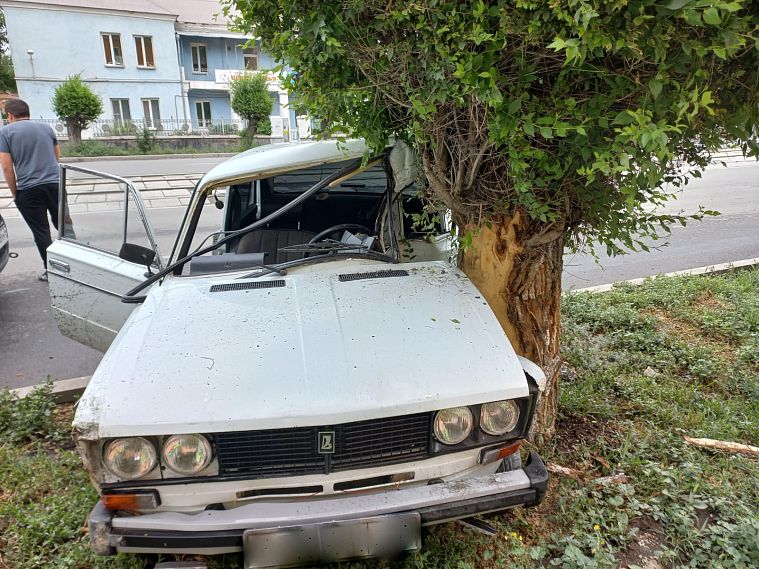 В Новотроицке на улице Советской ВАЗ влетел в дерево
