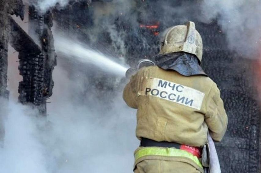 В Новотроицке при пожаре бани спасли девушку