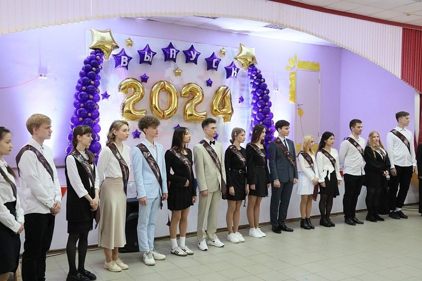 В Новотроицке в этом году школу с медалью окончили 49 выпускников