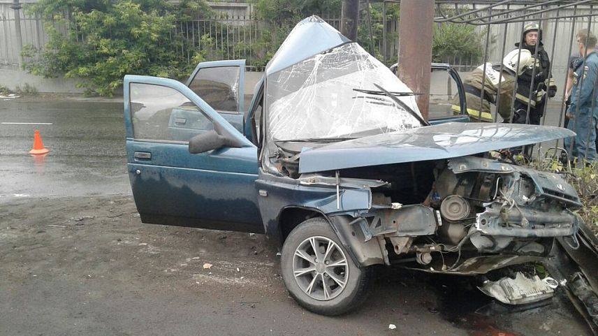 В Новотроицке - авария. Водителя ВАЗа вырезали из машины гидравлическим прессом