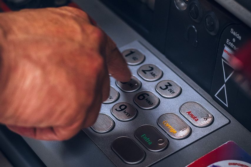 В Новотроицке подросток потратил с чужой кредитки 49 тысяч рублей