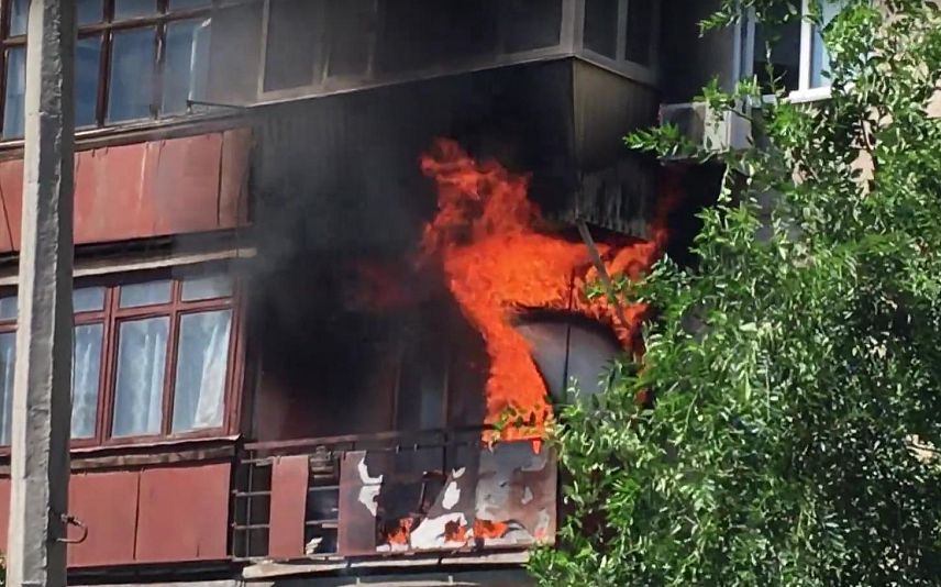 На Уральской,9 загорелся балкон: видео очевидцев