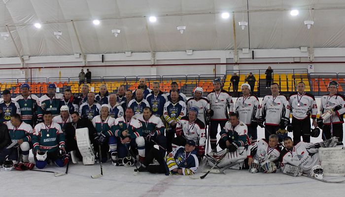 Почетное серебро среди команд ветеранов у хоккеистов Уральской Стали