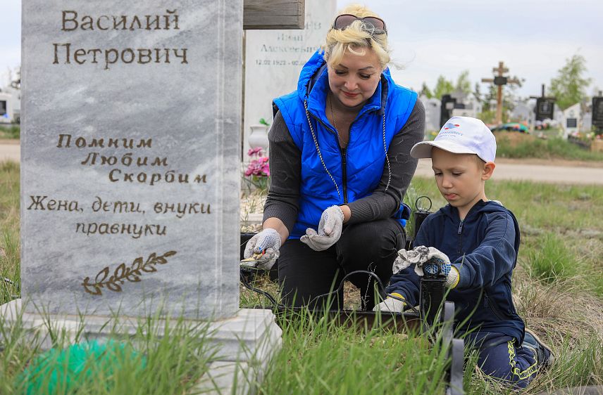 Волонтеры Уральской Стали навели порядок на могилах ветеранов 