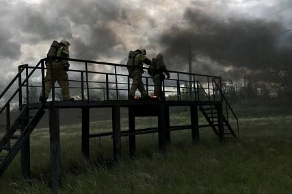 На востоке Оренбуржья пожарные преодолели огневую полосу