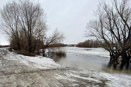 В Новотроицке из-за паводка перекрыли участок дороги