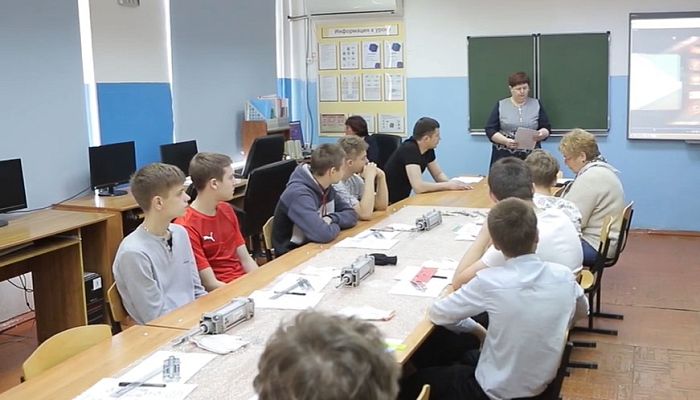 Работники Уральской Стали приняли участие в профессиональных пробах школьников