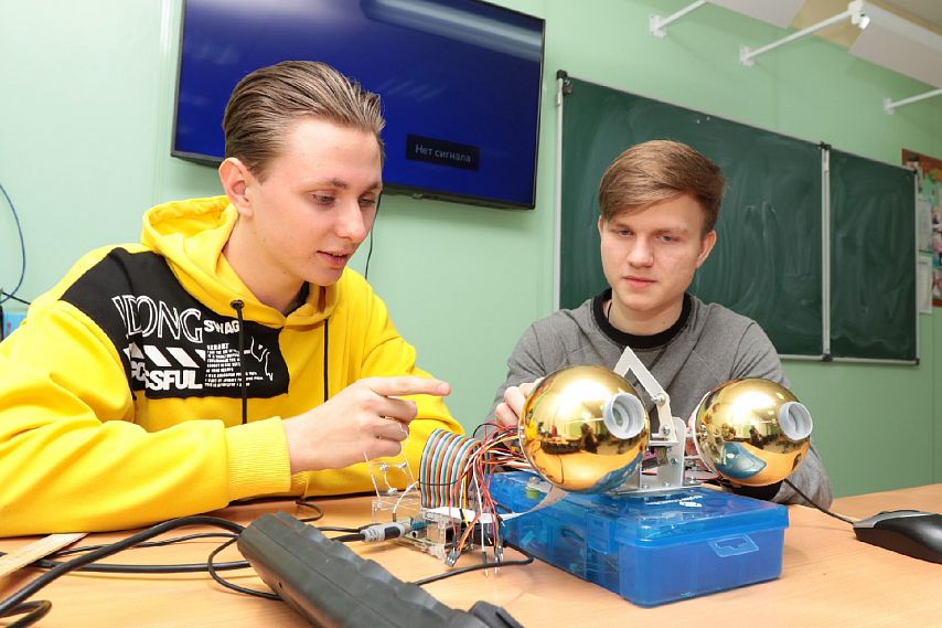 Гимназисты Новотроицка создают нейросеть и собирают роботов