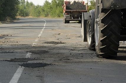 В Новотроицке подрядчик при дорожных работах вместо асфальтобетонной смеси использовал дешёвый материал