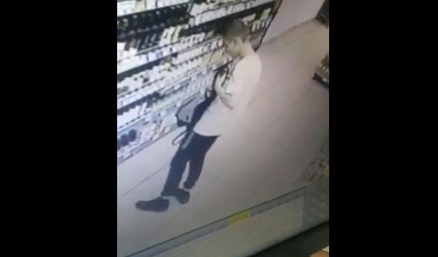 В Новотроицке на камеру попал подозреваемый в краже из магазина