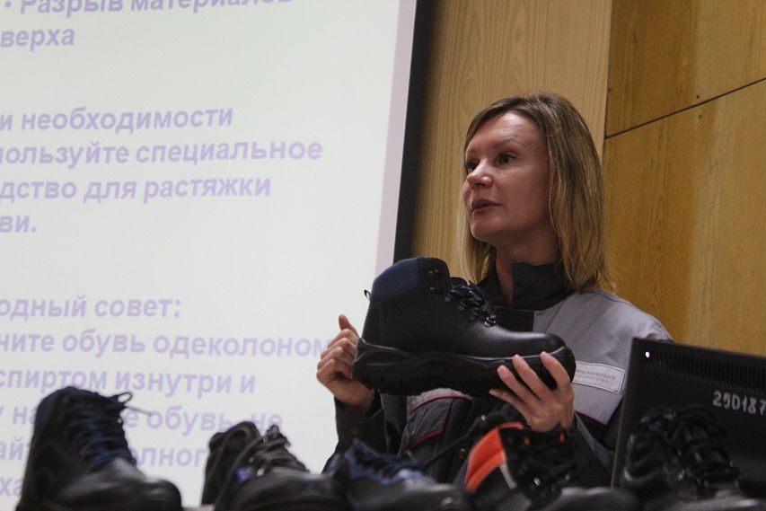 На Уральской Стали в рамках месячника защиты ног ознакомились с новыми моделями спецобуви