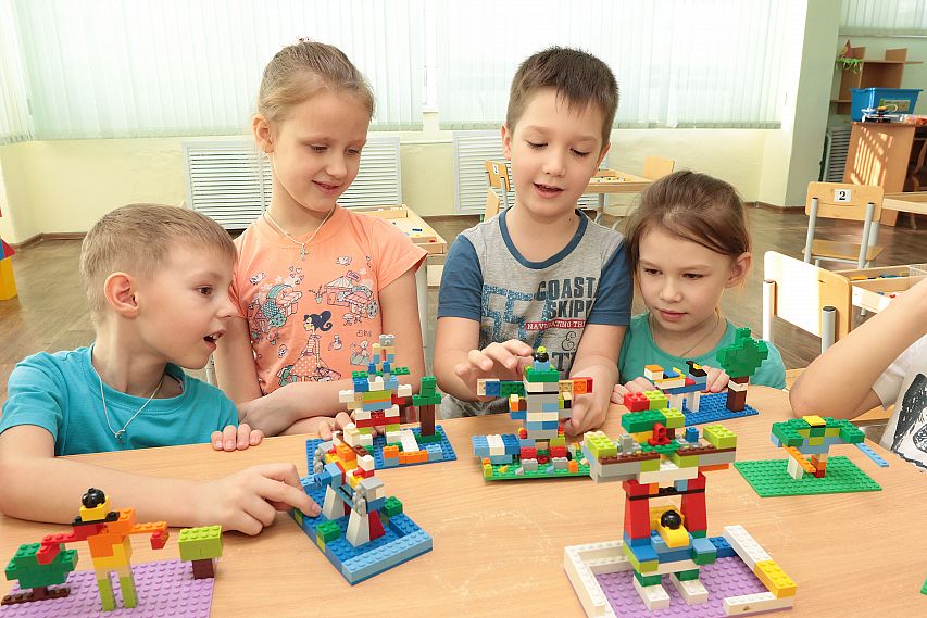 Новотроицкие малыши осваивают LEGO-конструкторы