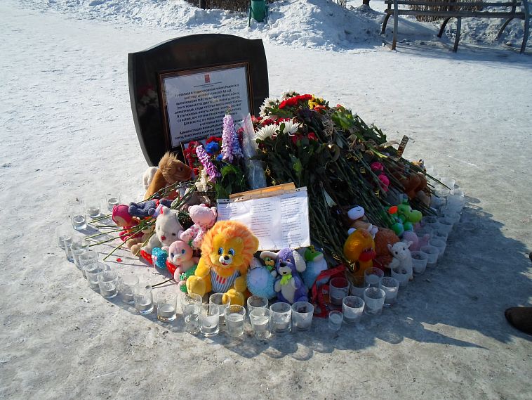 Активисты профсоюза Уральской Стали возложили цветы к мемориалу памяти жертв авиакатастрофы