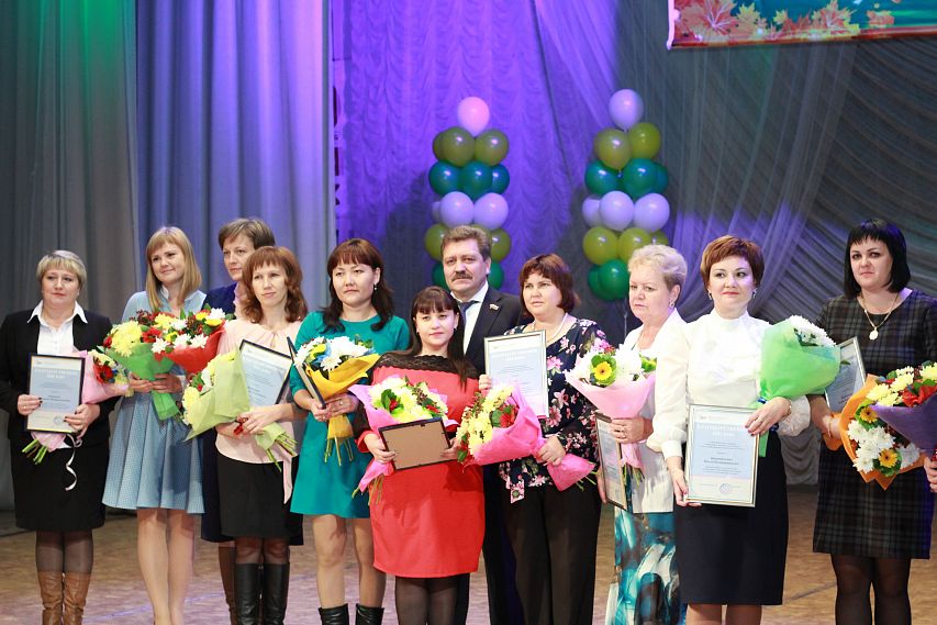 Управляющий директор Уральской Стали Евгений Маслов поздравил педагогов с профессиональным праздником