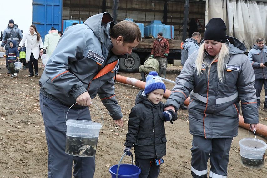 Металлурги Новотроицка выпустили в Урал полтонны мальков толстолобика