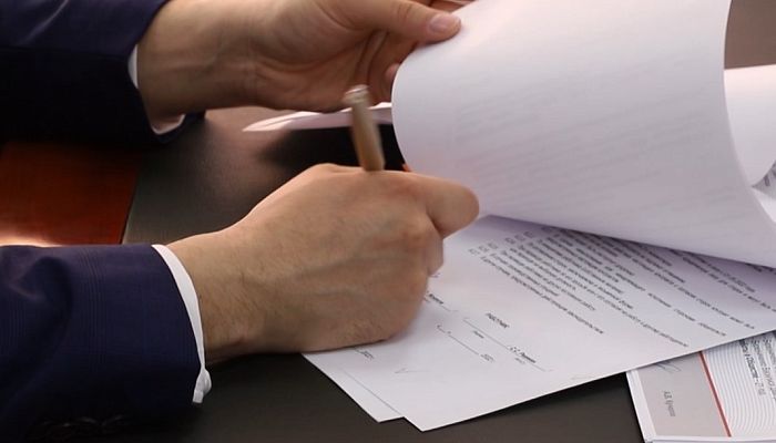 Индивидуальные контракты с управляющим директором подписали 11 ведущих сотрудников Уральской Стали