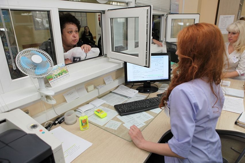 Россияне смогут ходить в поликлиники без полиса ОМС 