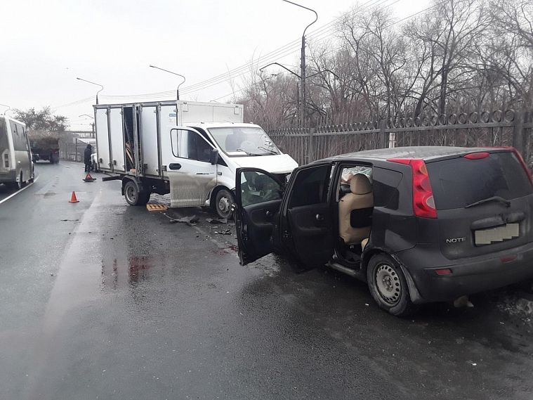 В Новотроицке произошло лобовое столкновение: есть пострадавший