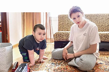 Денис Сафин оказал финансовую поддержку семье из Хабарного, воспитывающей ребёнка-инвалида