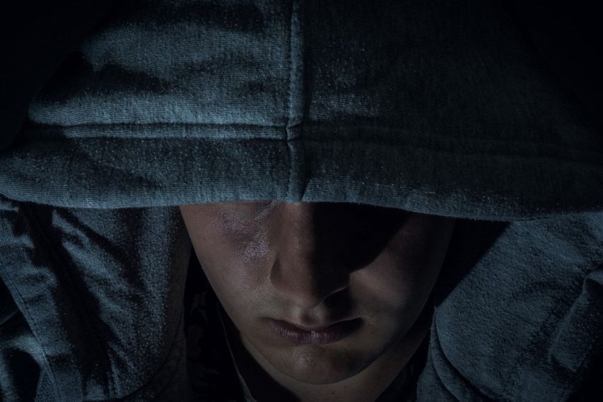 В Новотроицке 17-летний рецидивист ограбил мужчину