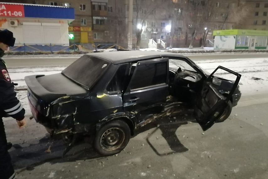 В Новотроицке автомобиль врезался в электроопору и дорожное ограждение