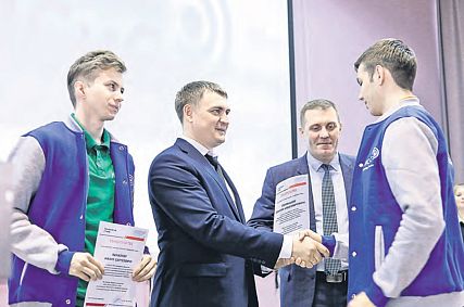 В Новотроицке 74 студента получили денежные сертификаты от Уральской Стали