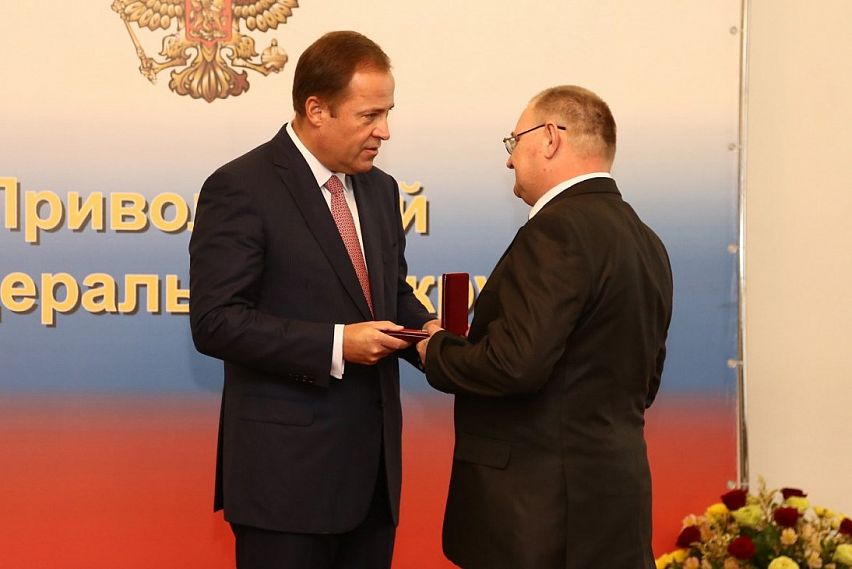 Работник Уральской Стали получил государственную награду из рук Полпреда Президента в ПФО 