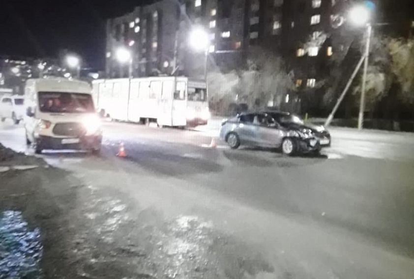В Новотроицке иномарка протаранила инкассаторскую машину