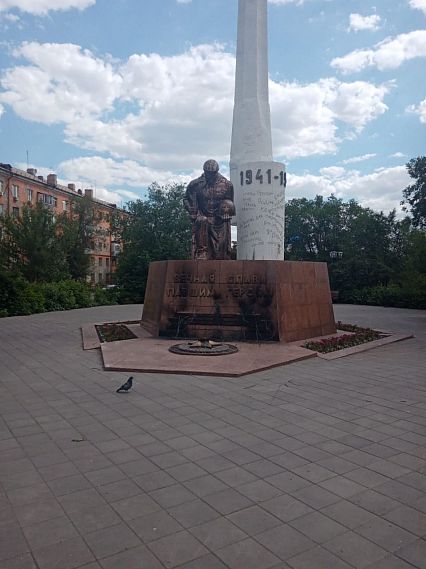 Новотроицкая полиция нашла авторов поджога венков у памятника «Вечно живым».