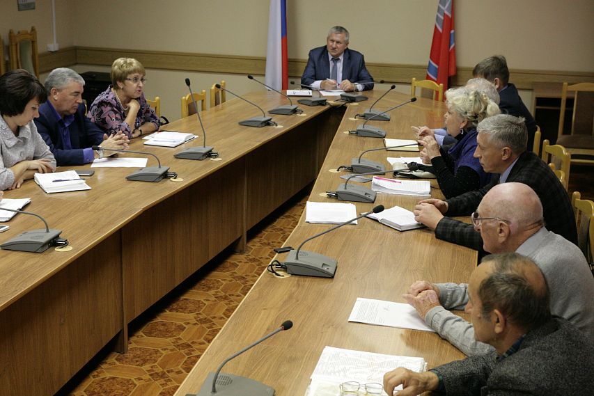 В городской администрации прошло рабочее совещание, инициированное Юрием Араскиным, в котором участвовали управляющие компании и Общественный совет по ЖКХ
