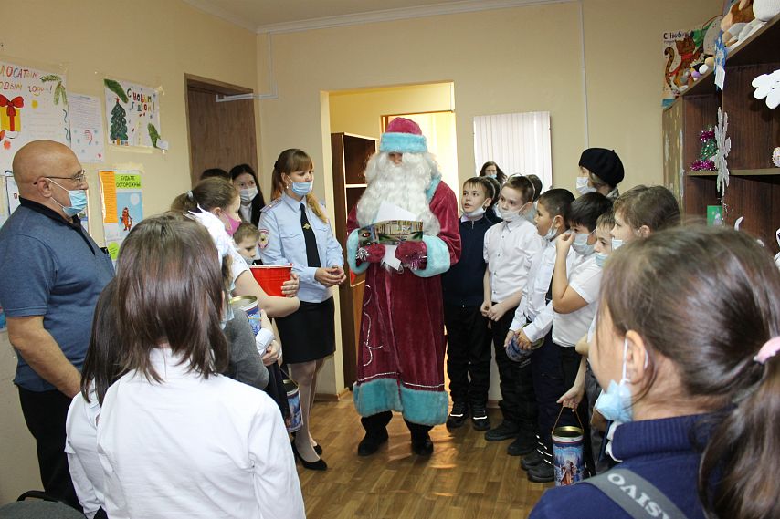 Полицейский Дед Мороз провёл для школьников Новотроицка новогодний квест 