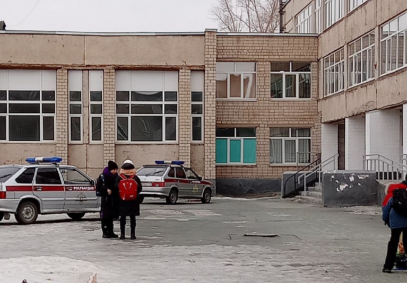 В Новотроицке пьяный мужчина ворвался в школу № 13