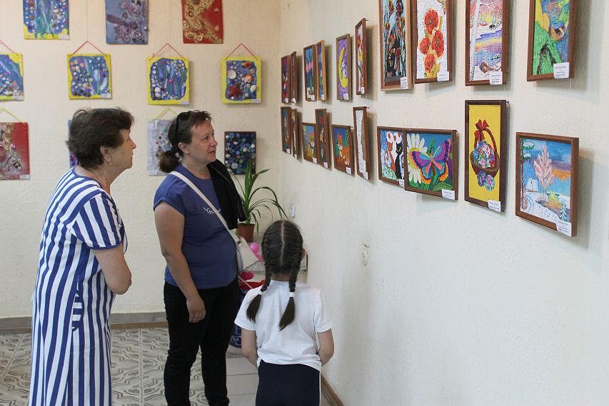 В новотроицком музее открылась новая выставка детского творчества