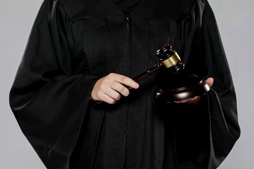 На одном из предприятий Новотроицка женщина на погрузчике наехала задним ходом на рабочего