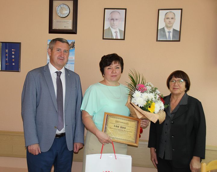 Денис Паслер наградил подготовившую шестерых стобалльников учительницу из Новотроицка