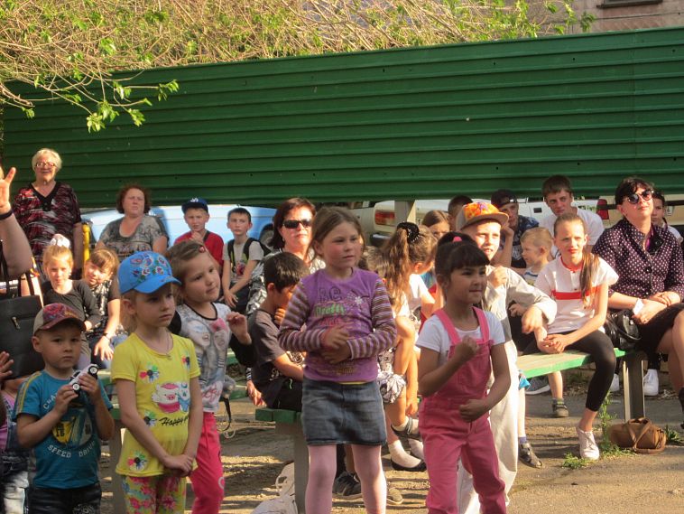 Детские дворовые клубы Новотроицка отметили окончание учебного года