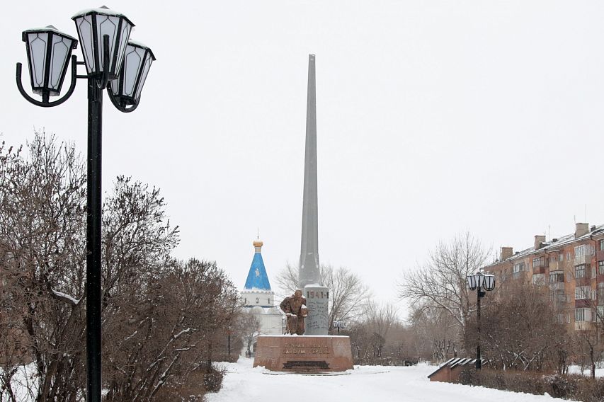 В Новотроицке благоустроен монумент «Вечно живым» 