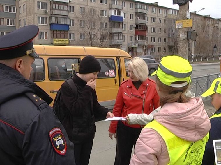 В Новотроицке школьники вышли в рейд вместе с полицейским
